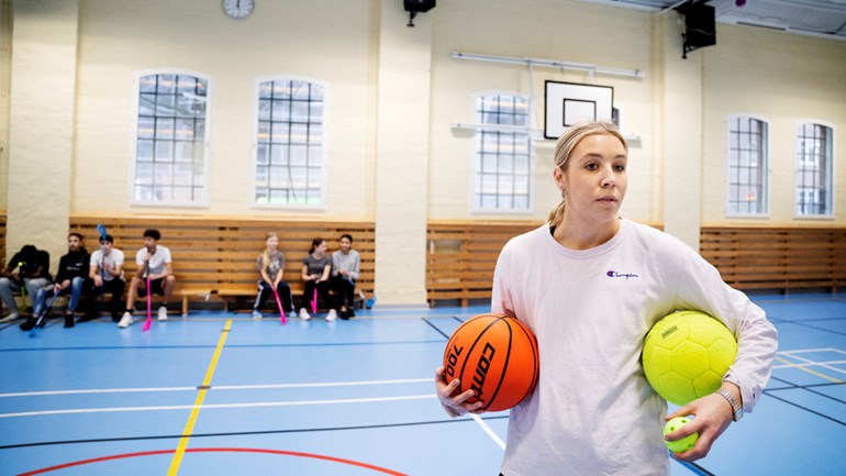 Idrottslektion med elever i åkurs 7.