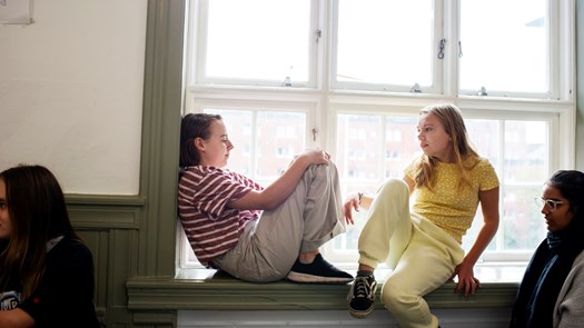 Elever på högstadium har rast.