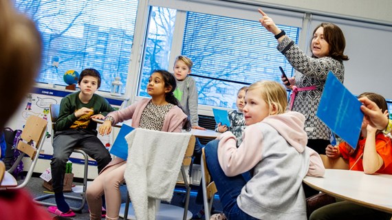 Lärare och elever i grundskola.