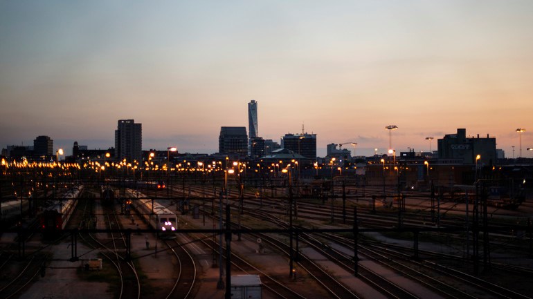 Utsikt över Malmö vid solnedgång. Bilden är tagen från gångbron till Norra hamnen.