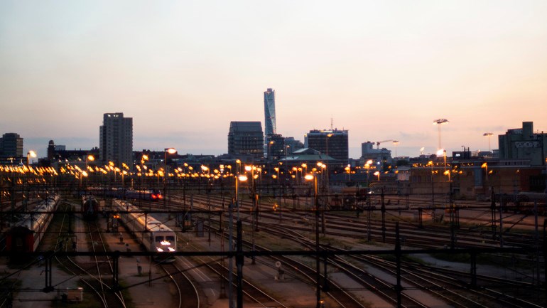 Utsikt över Malmö vid solnedgång. Bilden är tagen från gångbron till Norra hamnen.