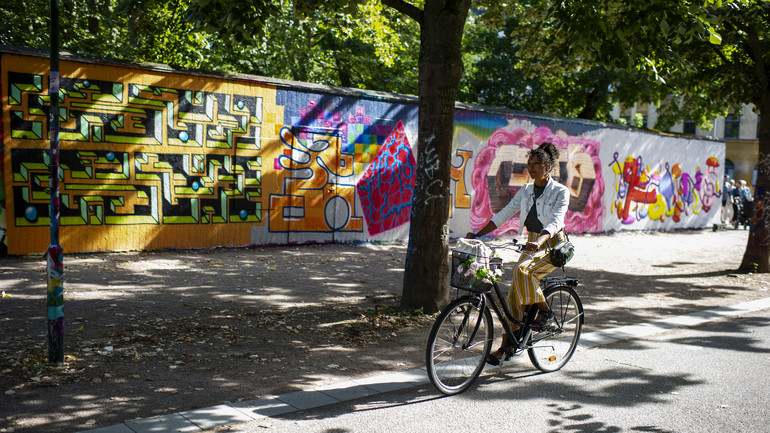 Person cyklar längst Norra Parkgatan.