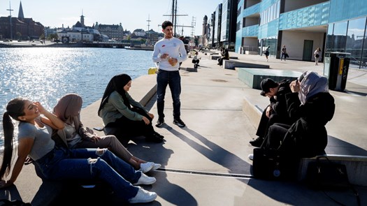 Studenter hänger i solen.