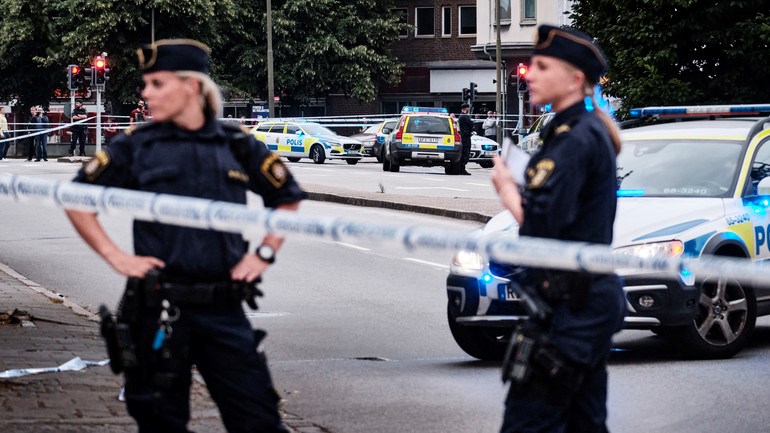 Avspärrning och polisbilar.