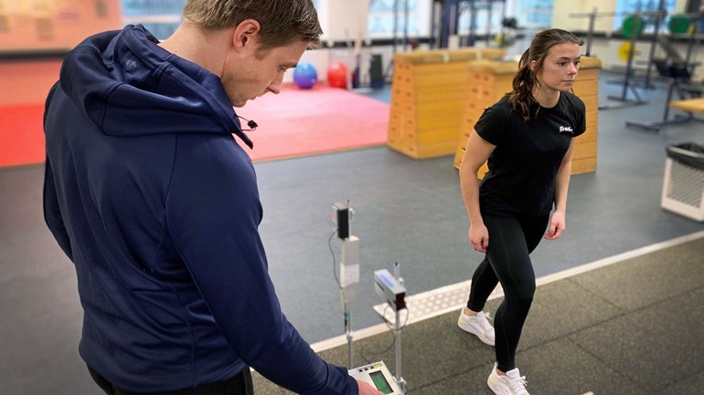 Alexander Jansson och Sandra Krugly i ett gym.