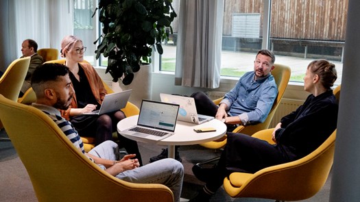 Medarbetare har möte.