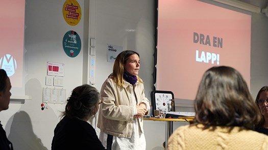 Personer på workshop som lyssnar på talare.