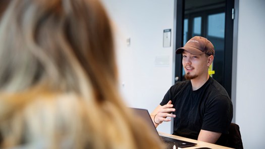 Två studenter i samtal.