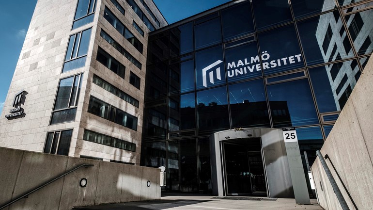 Entré till Allmänna sjukhuset, byggnaden för Fakulteten för hälsa och samhälles verksamhet.