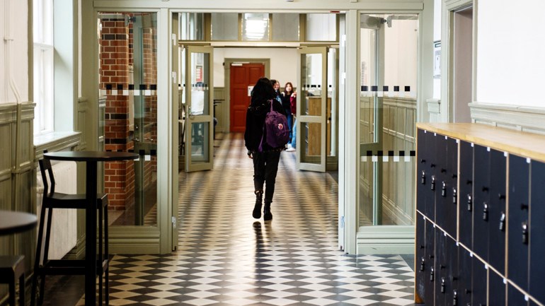 Personer på en högstadieskola