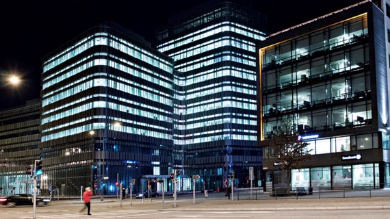 Byggnaden Niagara med upplysta fönster, kvällstid.