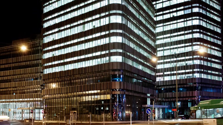 Byggnaden Niagara med upplysta fönster, kvällstid. 