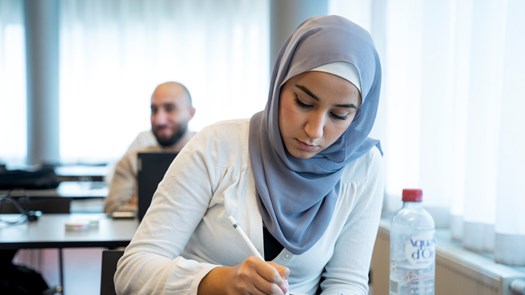 Student antecknar på surfplatta.