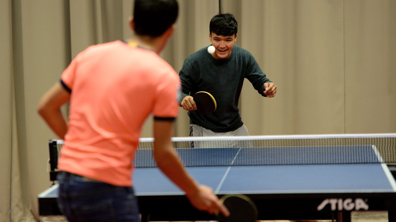 Mohammad Naweed Hassaini grön tröjacityidrott flyktingarBordtennis med flykting pojar i idrottshallen i Landskrona