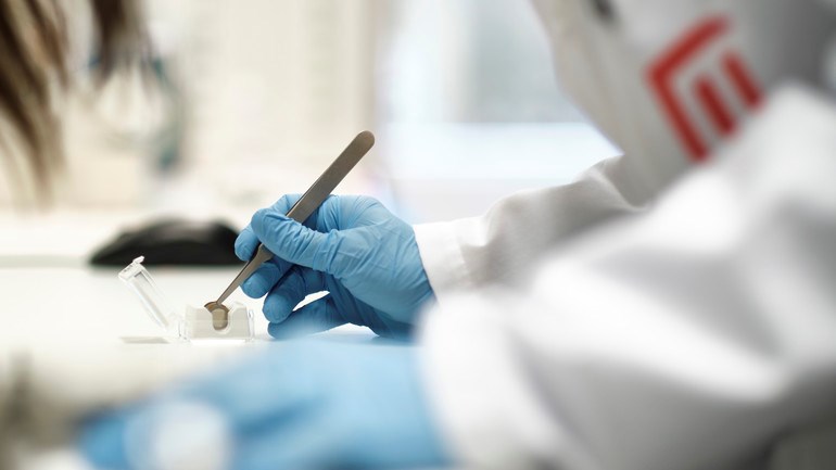 Forskare inom biomedicin arbetar i laboratorium