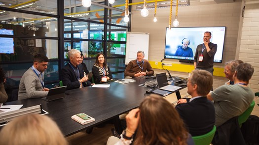 Presentation för en grupp personer i mötesrum.