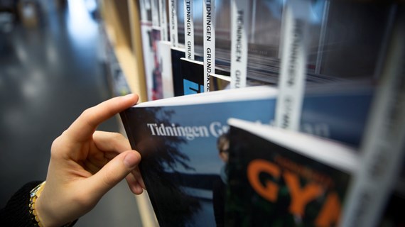 tidsskrifter magasin bokhylla