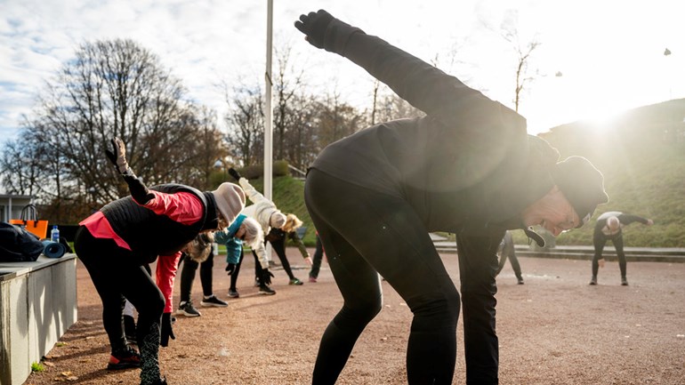 Seniorer 60+ tränar i park i Malmö.