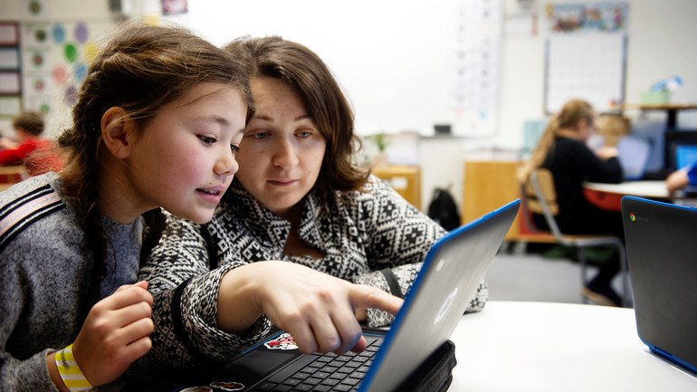 Lärare och elever i grundskola.