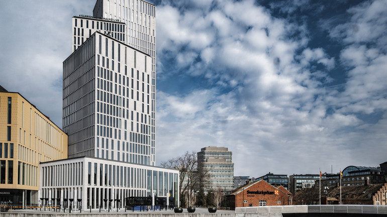 Malmö Live, Niagara och Svenska kyrkan mot blå himmel