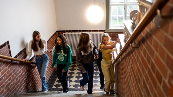 Elever på högstadium har rast.