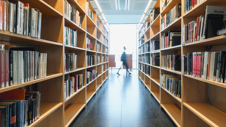 Gång mellan bokhyllor i Orkanenbiblioteket.