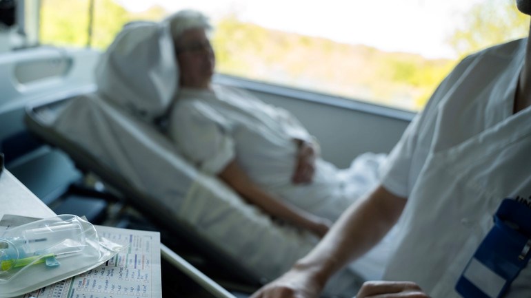 Sjuksköterska tar upp provrör, nål och kanyl.