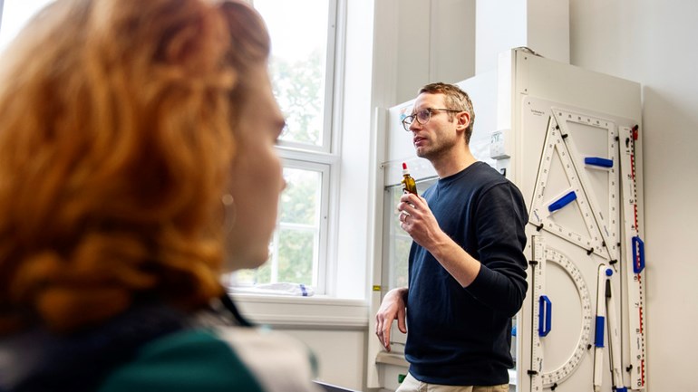 Lärare undervisar NO-lektion.