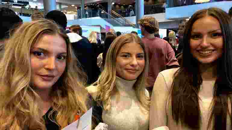 Tre kvinnliga studenter i Niagarahuset