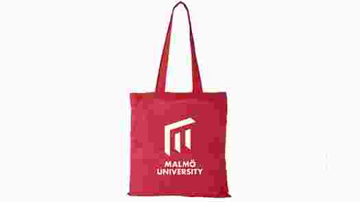Röd tygväska med Malmö universitets logotyp.