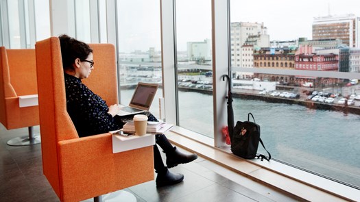 Utsikt fåtölj orange dator