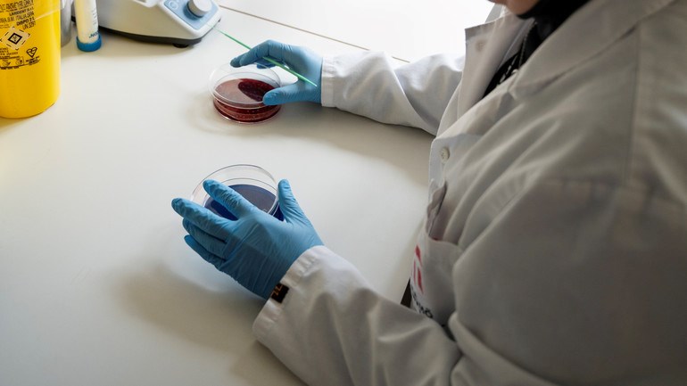 Forskare i labbmiljö.