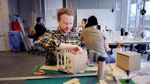 Student jobbar i verkstaden.