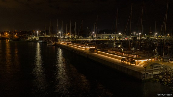 Å-bryggan på kvällen.