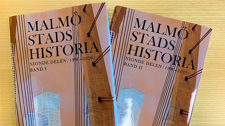 Två exemplar av boken Malmö stads historia 1990-2020