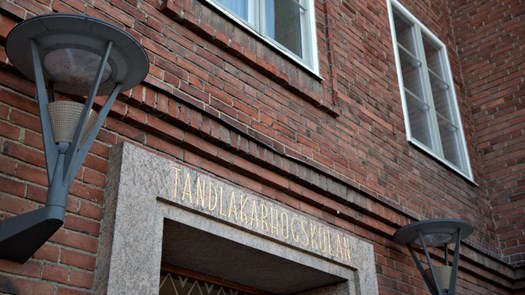 Ingång till byggnaden Klerken. Ovanför porten står texten "Tandläkarhögskolan".