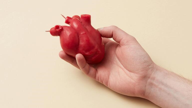 hjärta i en hand