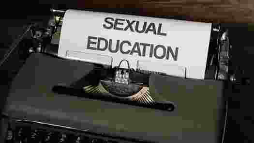 Skrivmaskin där det står Sexual education på det utskrivna pappret