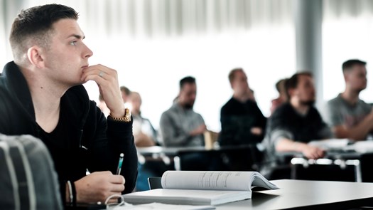 Studenter i klassrumsmiljö