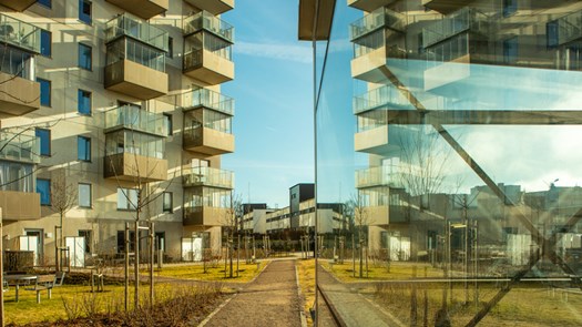 Fasader på bostadshus.