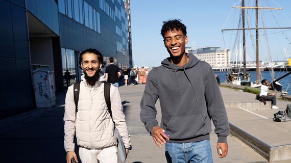 Studenter promenerar vid kajen.