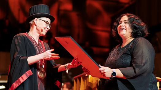 Rathi Ramji tar emot Kerstin Thams pris för forskningsidé som främjar jämlik hälsa.