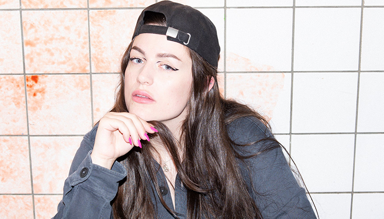 Moa Romanova i keps och hoodie