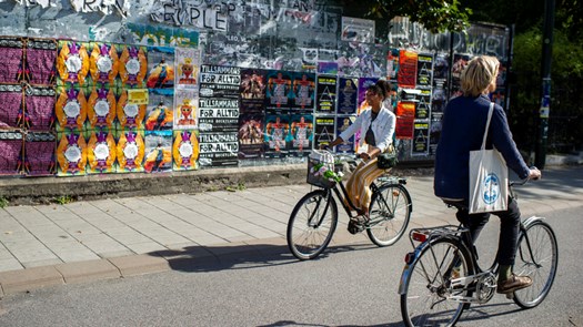 Person cyklar längst Norra Parkgatan.