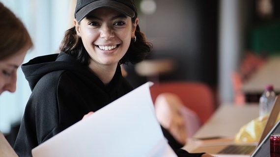 Bild på grafisk designstudent
