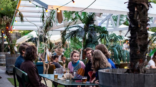 Studenter umgås i Folkets Park