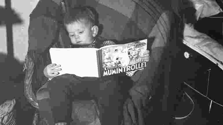 Björn Sundmark som barn när han läser Mumin