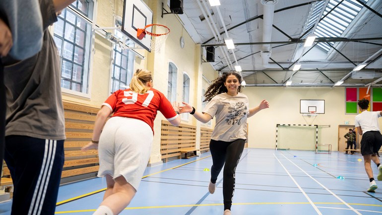 Idrottslektion med elever i åkurs 7.