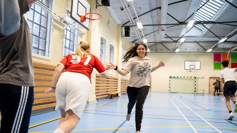 Idrottslektion med elever i åkurs 7.