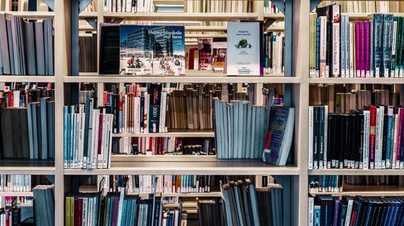 Bokhyllor i Orkanenbiblioteket.